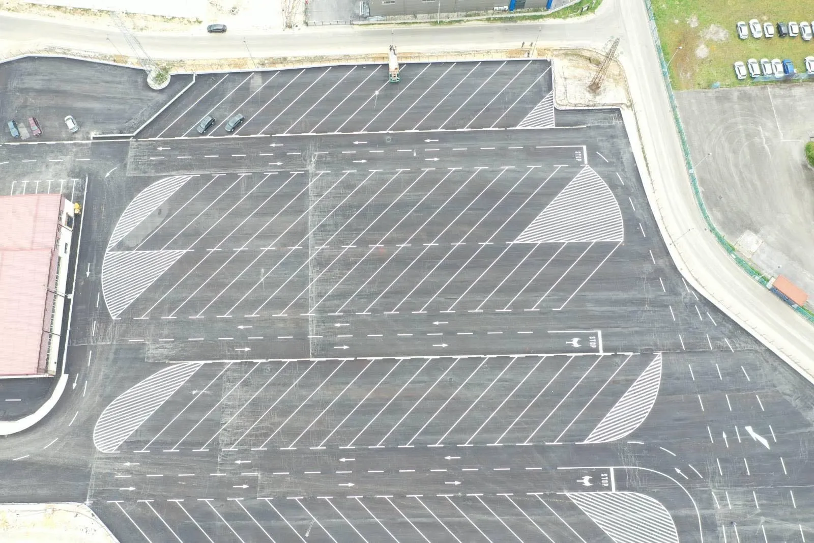 Parking prostori — Garaže, otvoreni parking prostori i tržni centri koji zahtijevaju preciznu organizaciju prostora i maksimalno iskorištenje površina.